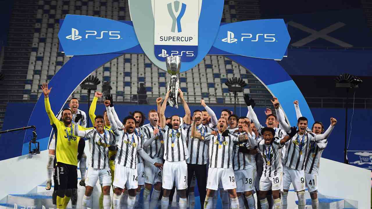 Chiellini alza la Supercoppa Italiana 2020