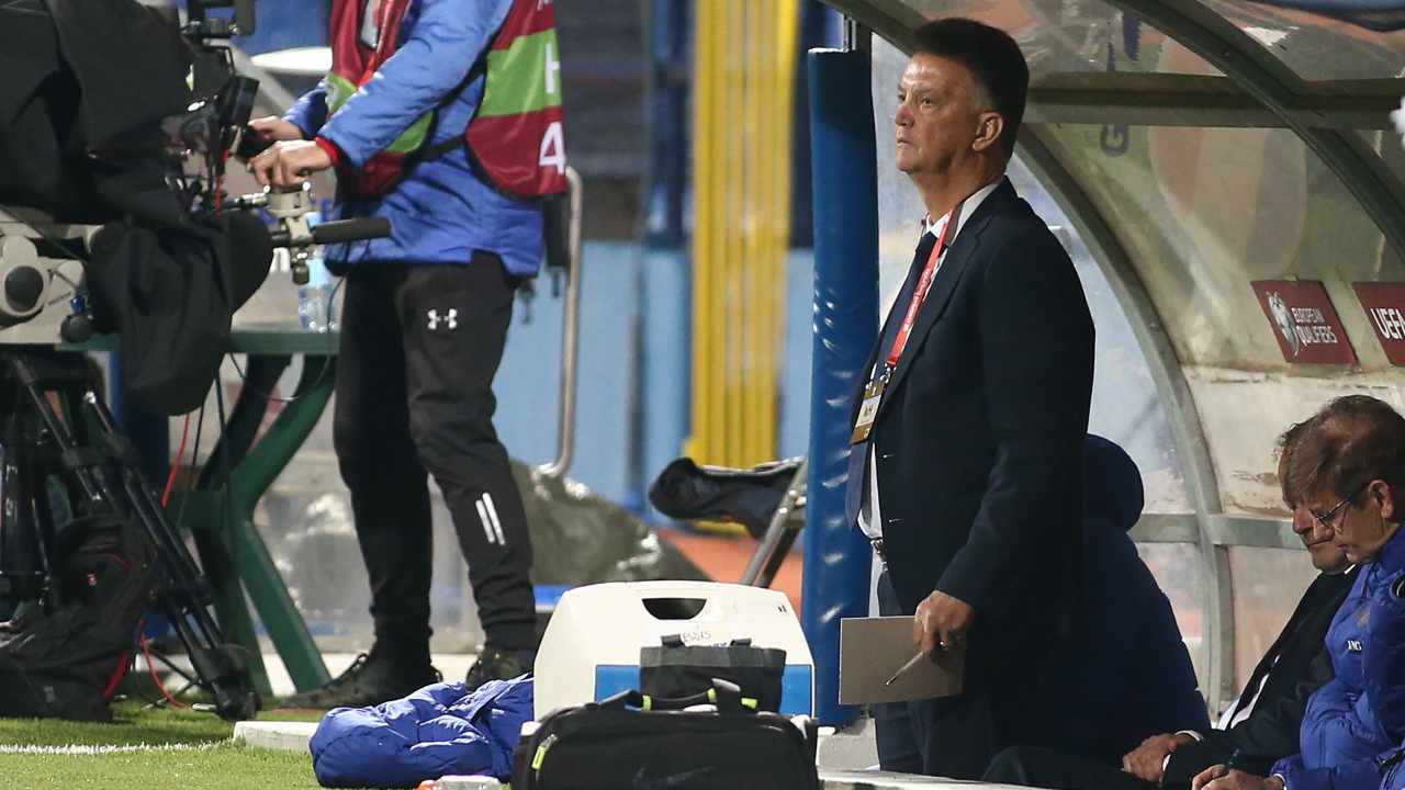 Van Gaal in panchina durante il match di qualificazione al Mondiale tra Olanda e Montenegro