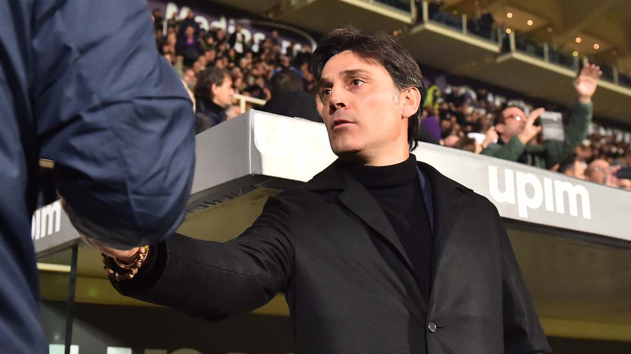 Montella saluta con la mano l'allenatore avversario