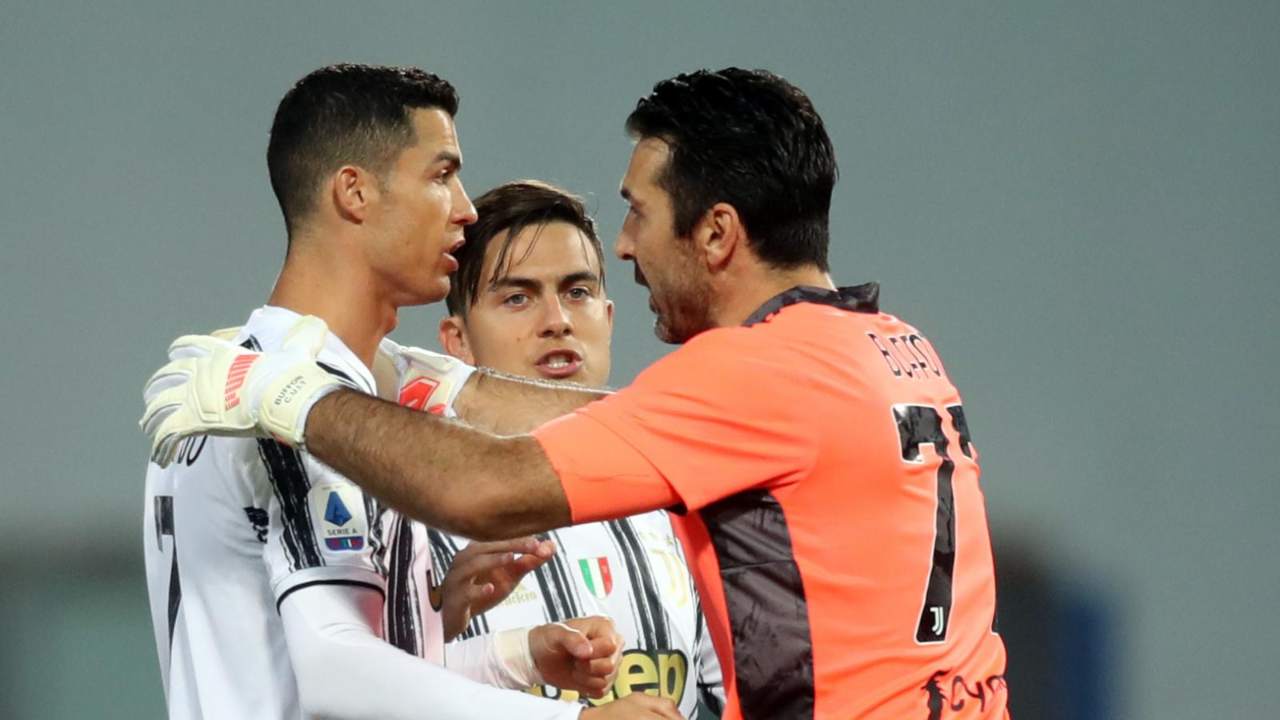 Buffon abbraccia Cristiano Ronaldo