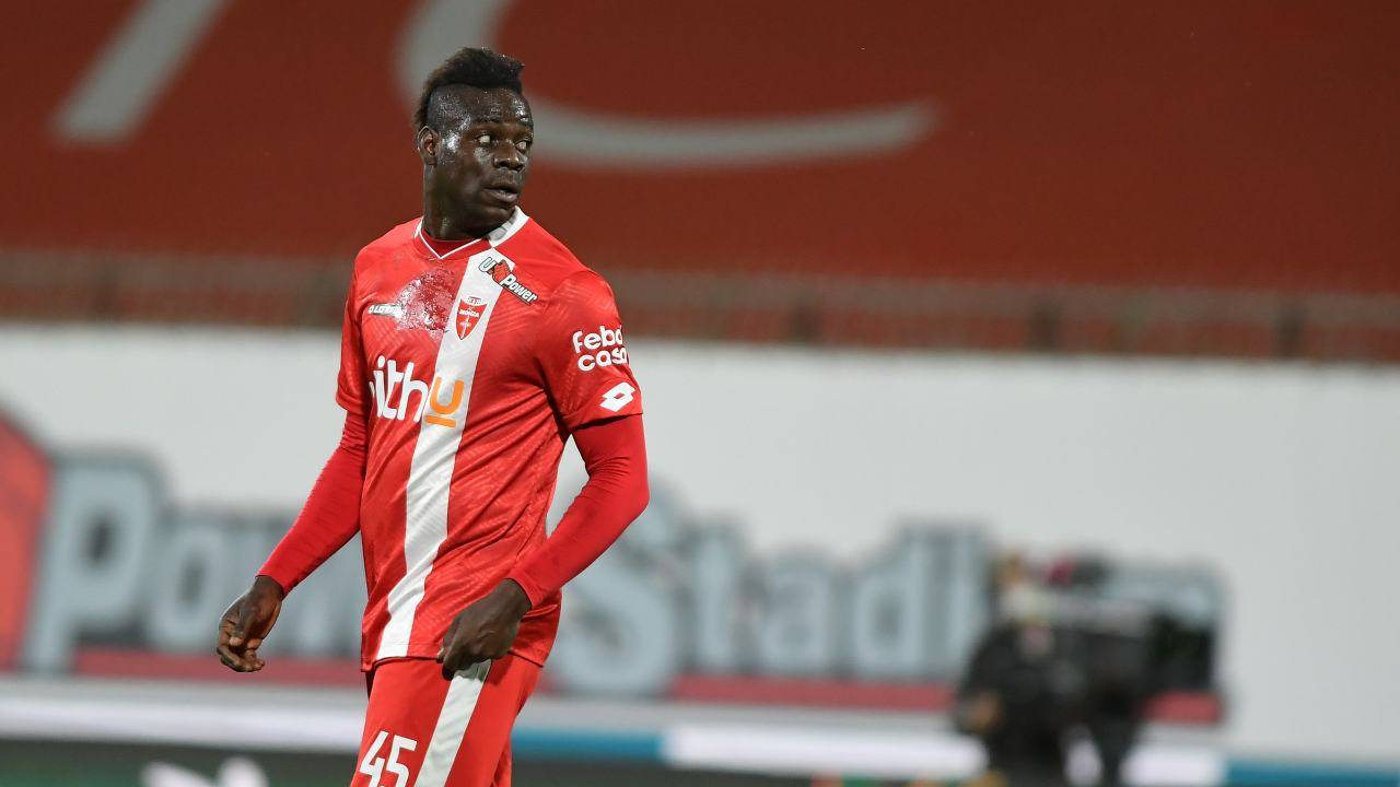 Balotelli si gira di lato