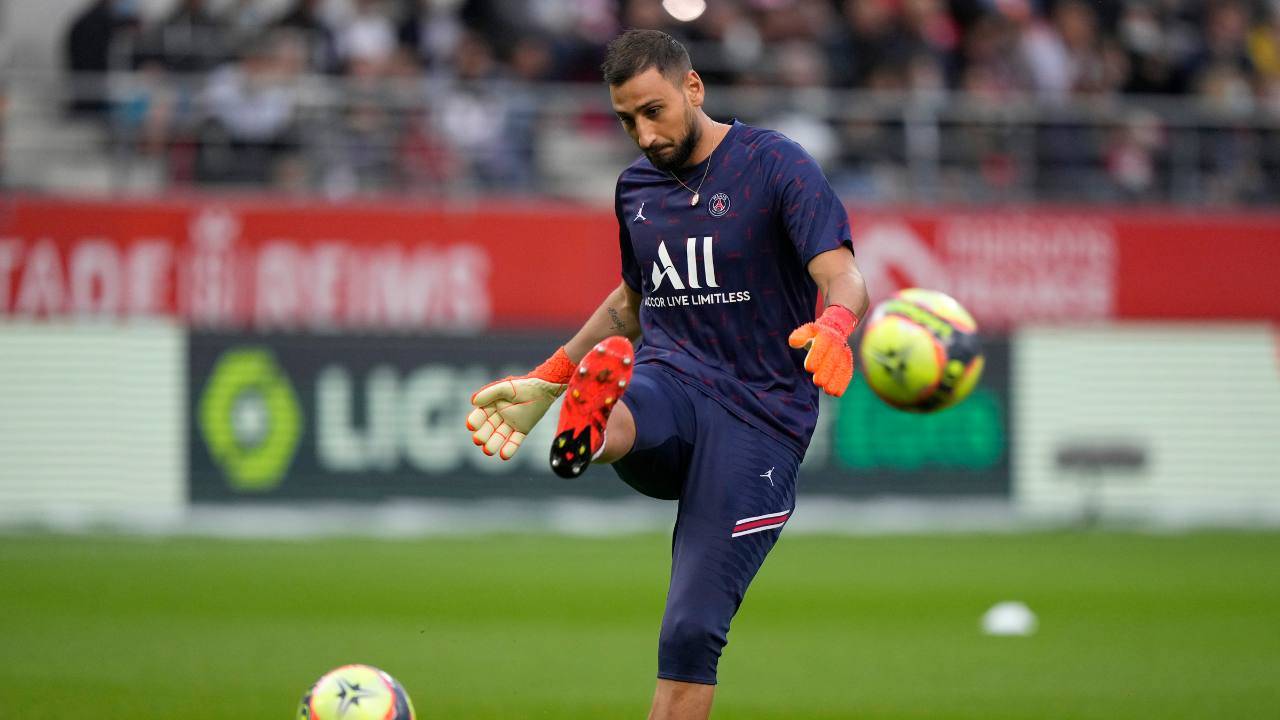 Donnarumma calcia il pallone PSG