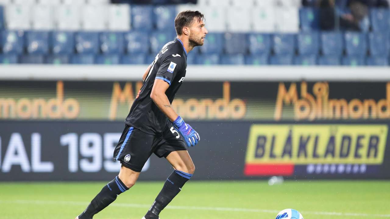 Sportiello sta per calciare la palla Atalanta