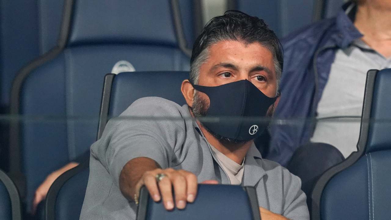 Gattuso guarda il campo seduto in tribuna