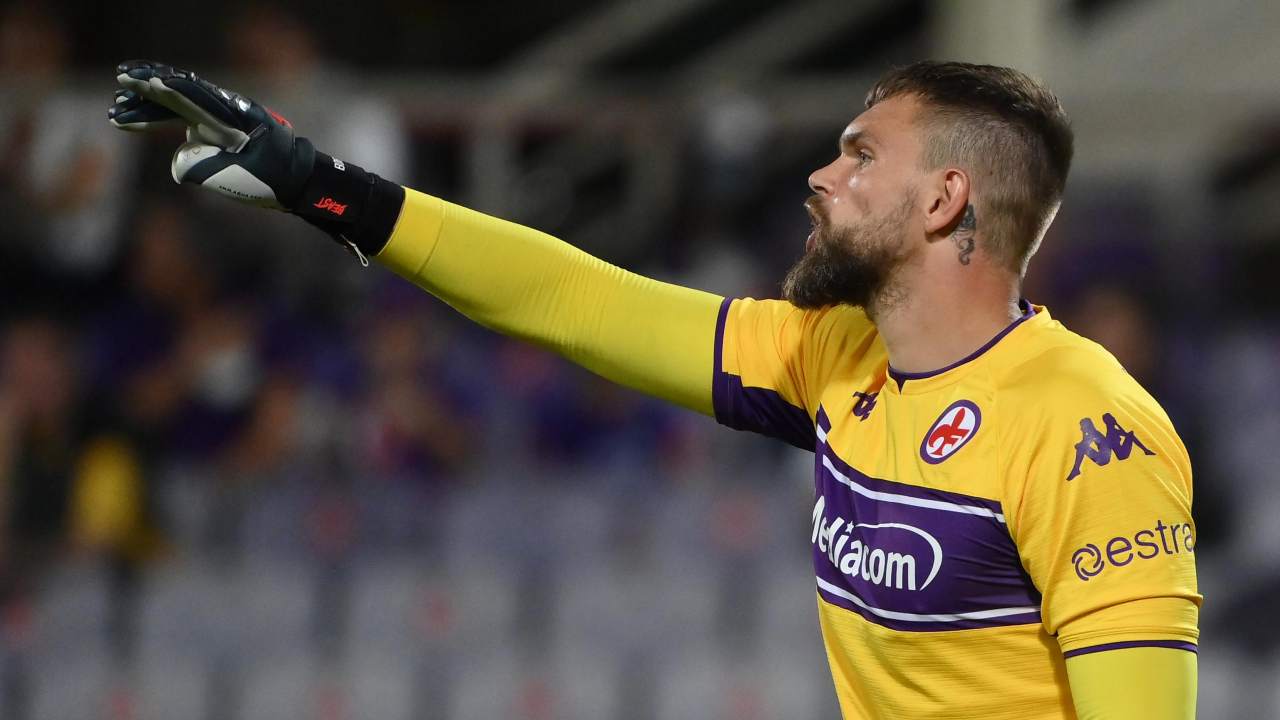 Dragowski indica in avanti con la mano Fiorentina