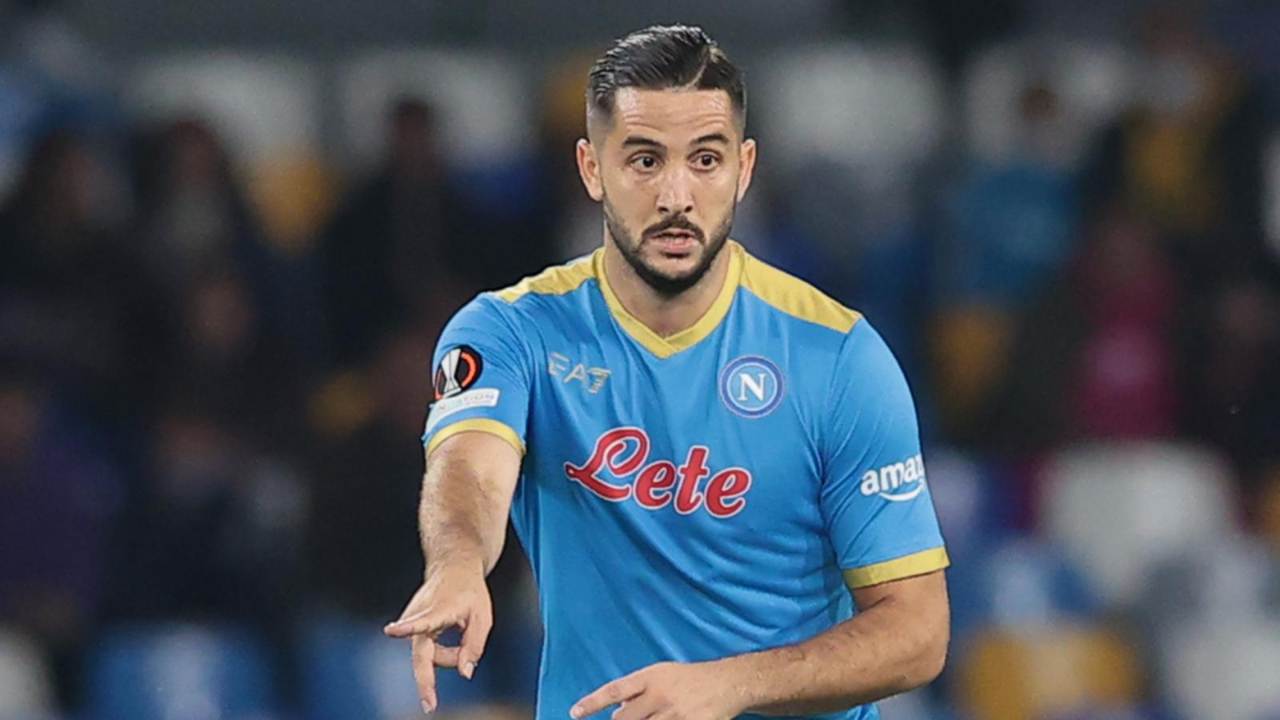 Manolas indica verso il basso Napoli