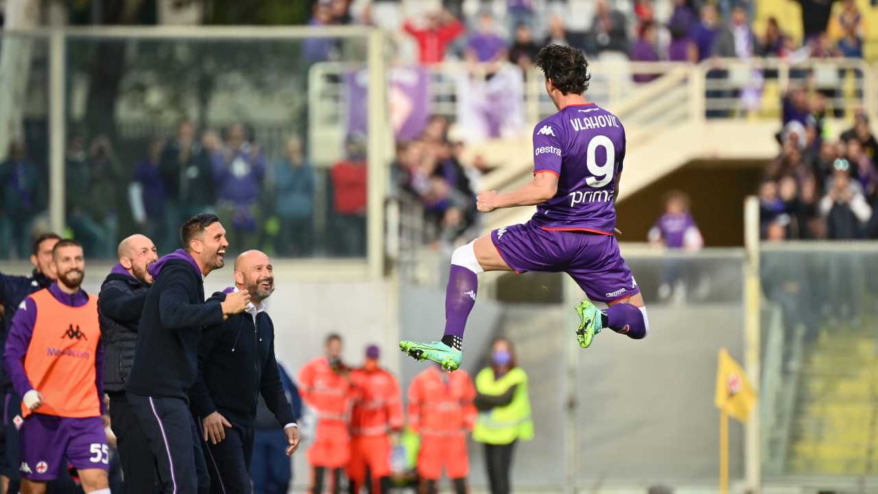 Vlahovic salta ed esulta dopo il gol Fiorentina