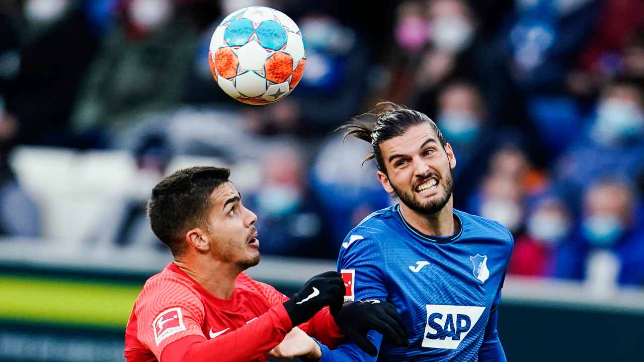 Andre Silva e Grillitsch saltano per colpire la palla di testa