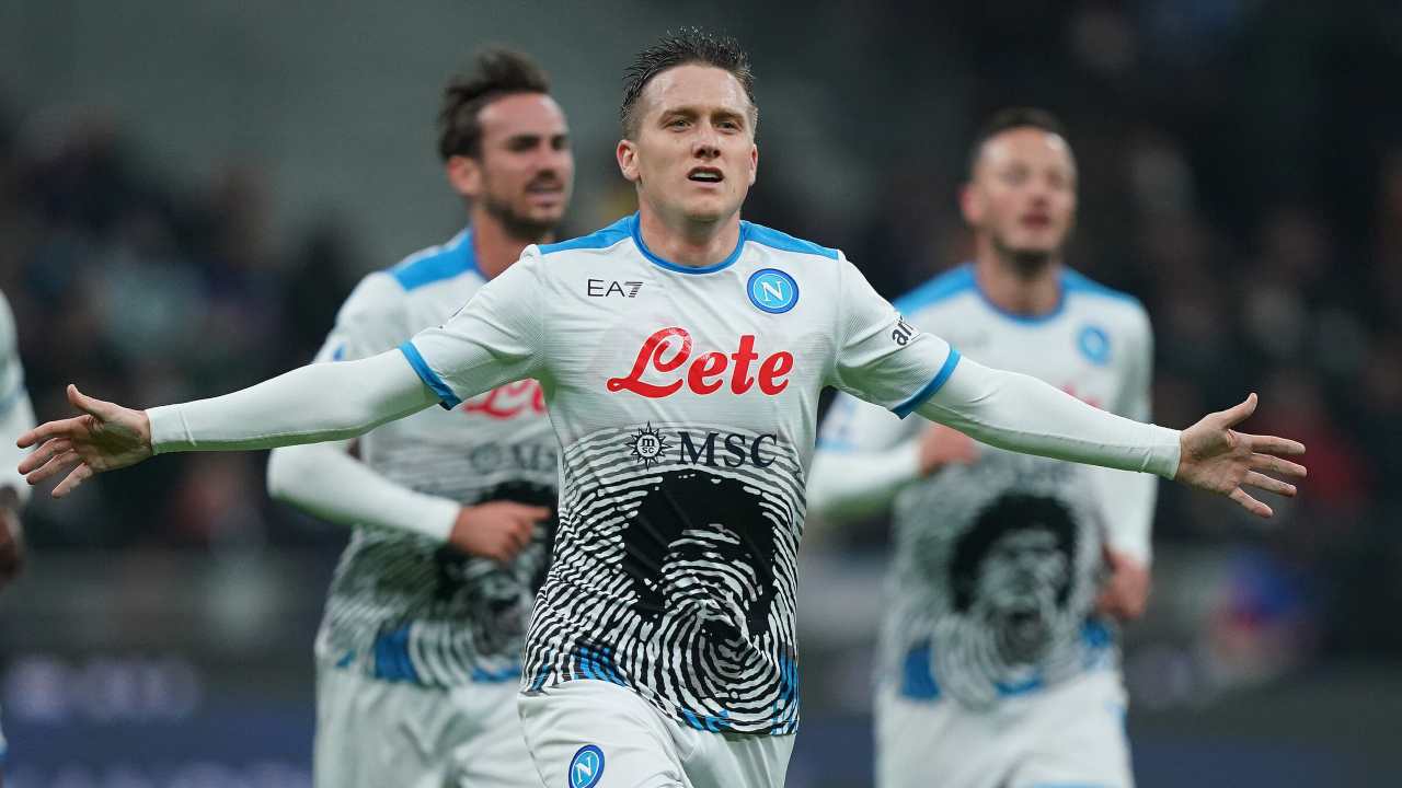 Piotr Zielinski festeggia un gol