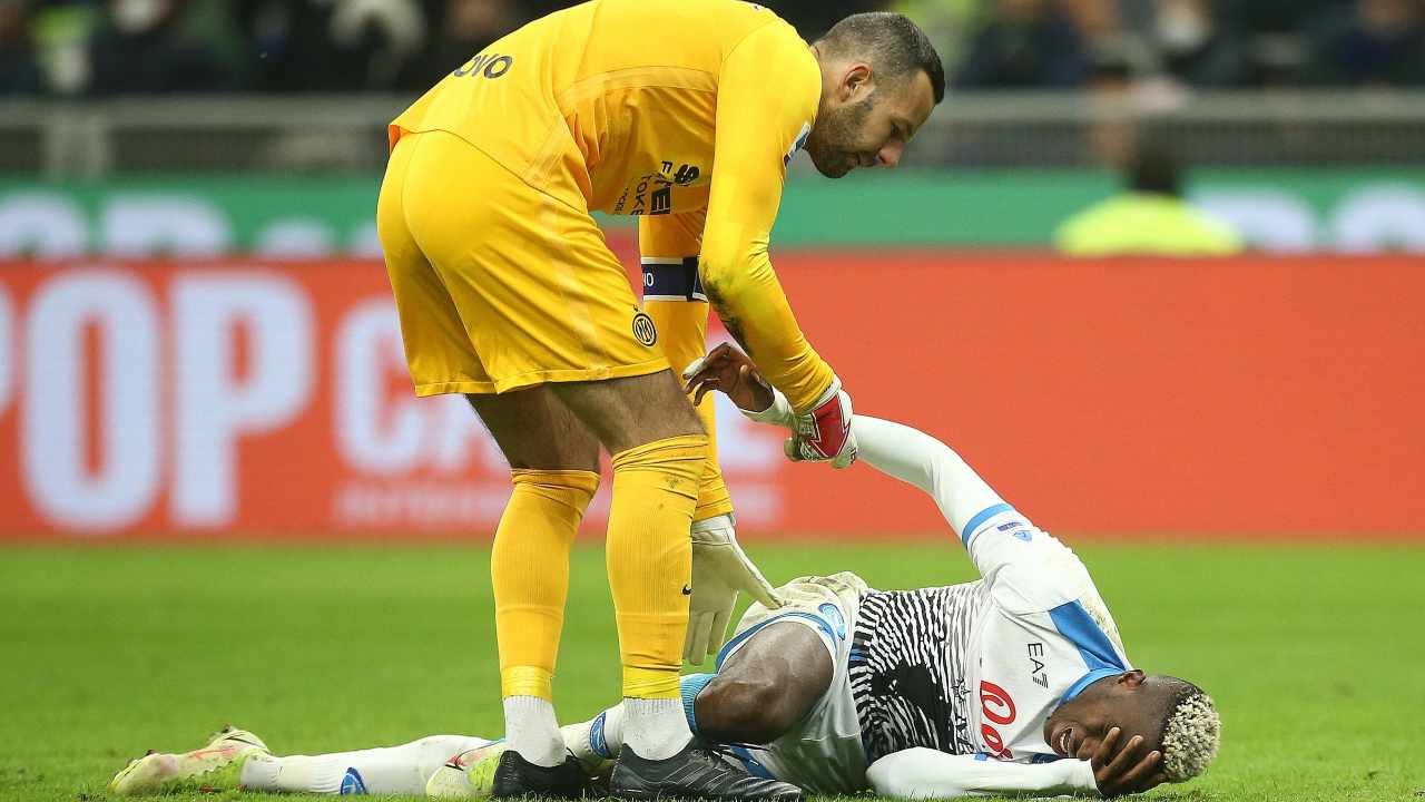 Handanovic aiuta Osimhen a terra infortunato