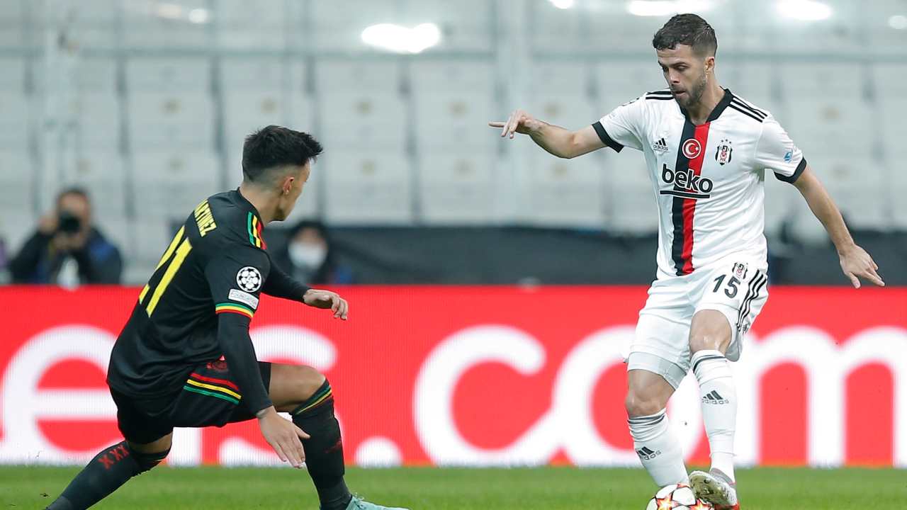 Pjanic calcia il pallone