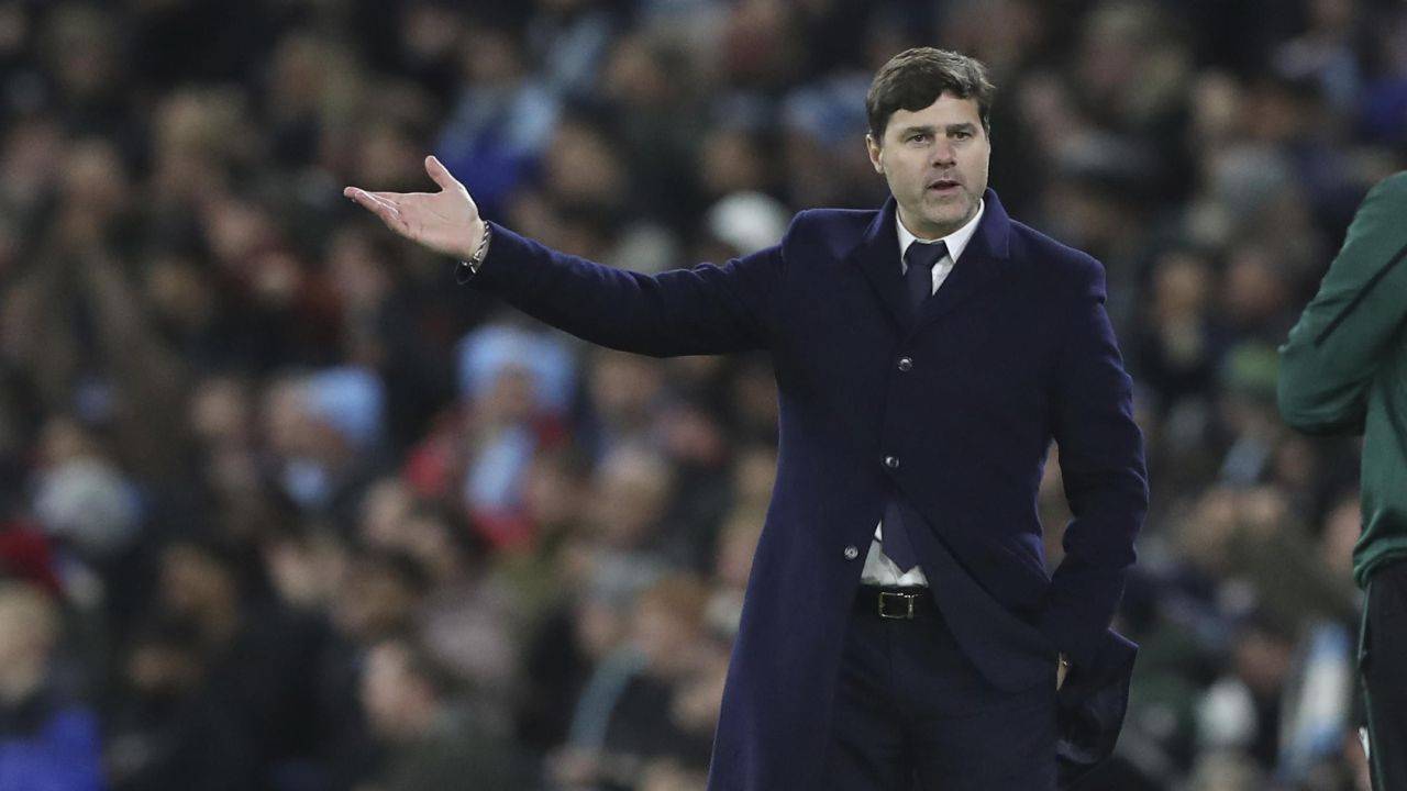 Pochettino indica di lato con la mano PSG