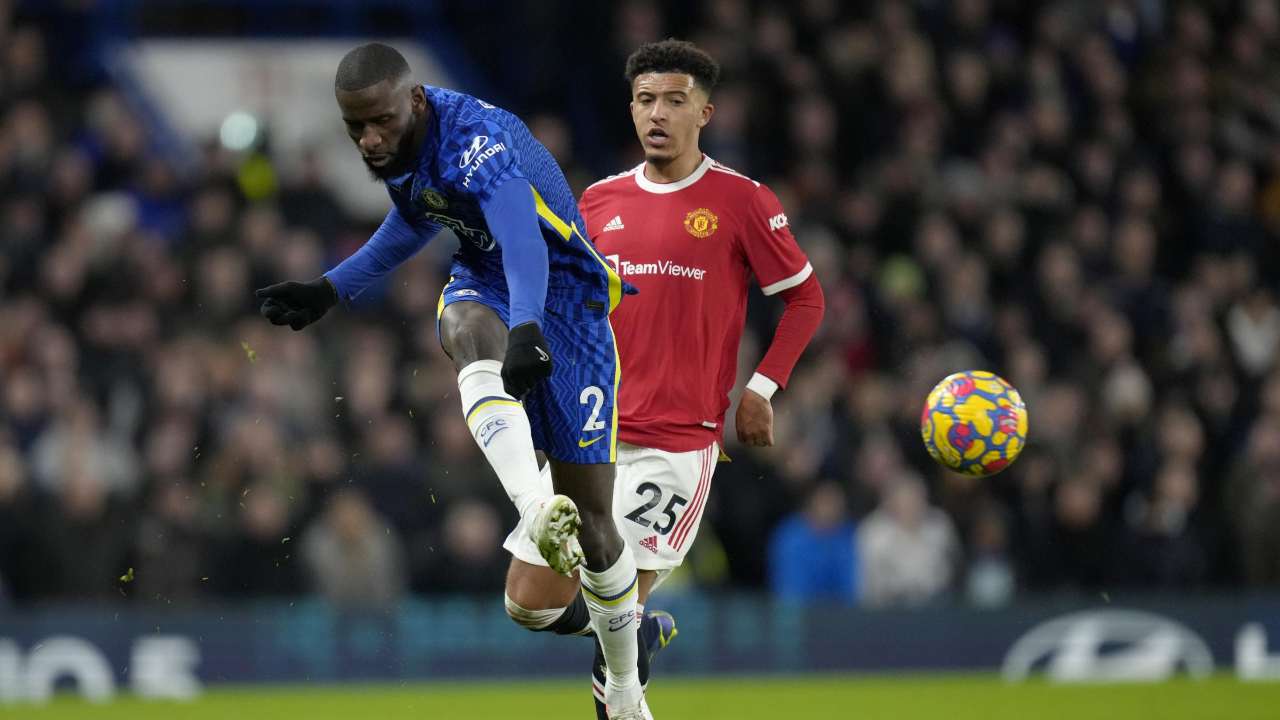 Rudiger calcia la palla Chelsea