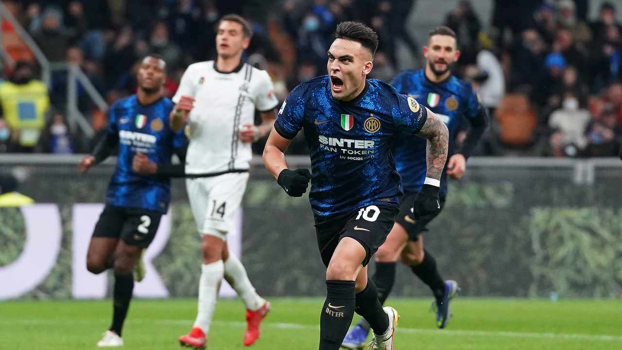 Lautaro Martinez corre ed esulta dopo il gol