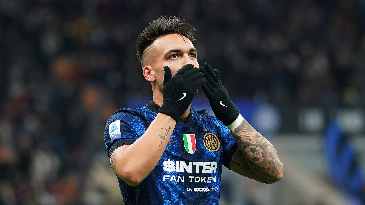 Lautaro Martinez manda baci ai tifosi Inter