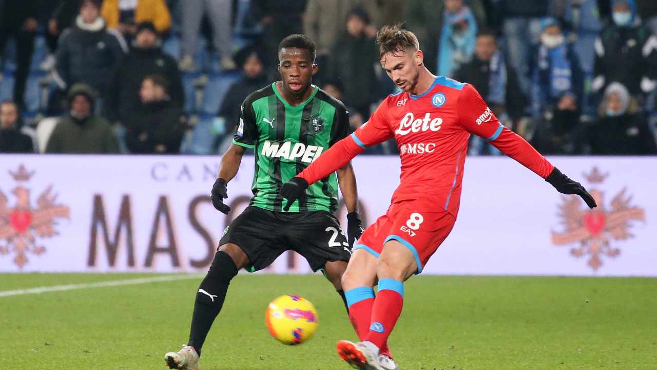 Fabian Ruiz e Traore corrono verso il pallone