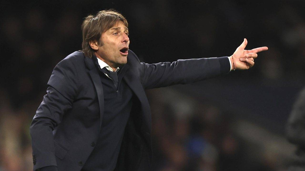 Conte indica di lato e urla Tottenham