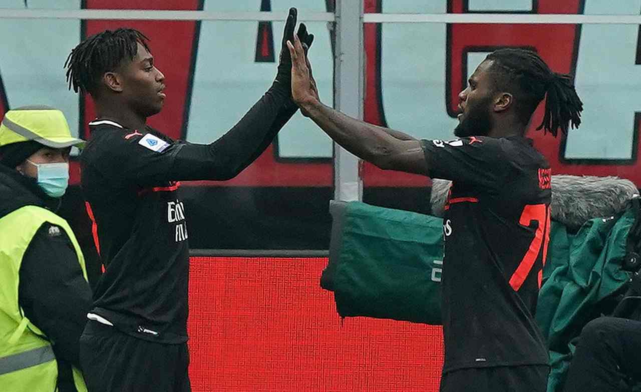 Leao e Kessie si abbracciano