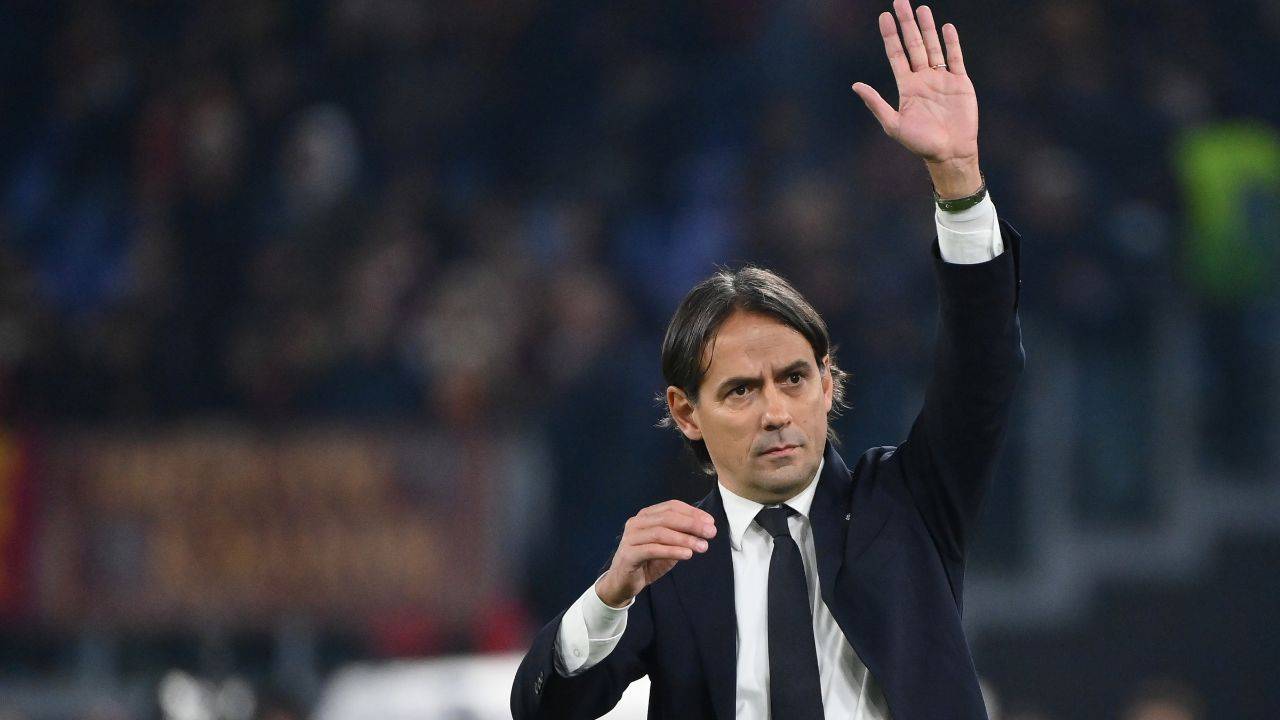 Inzaghi saluta i tifosi con la mano