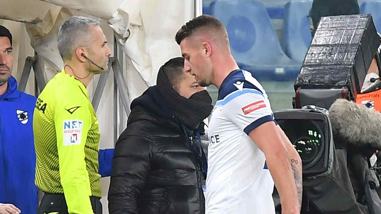 Milinkovic viene espulso e lascia il campo Lazio