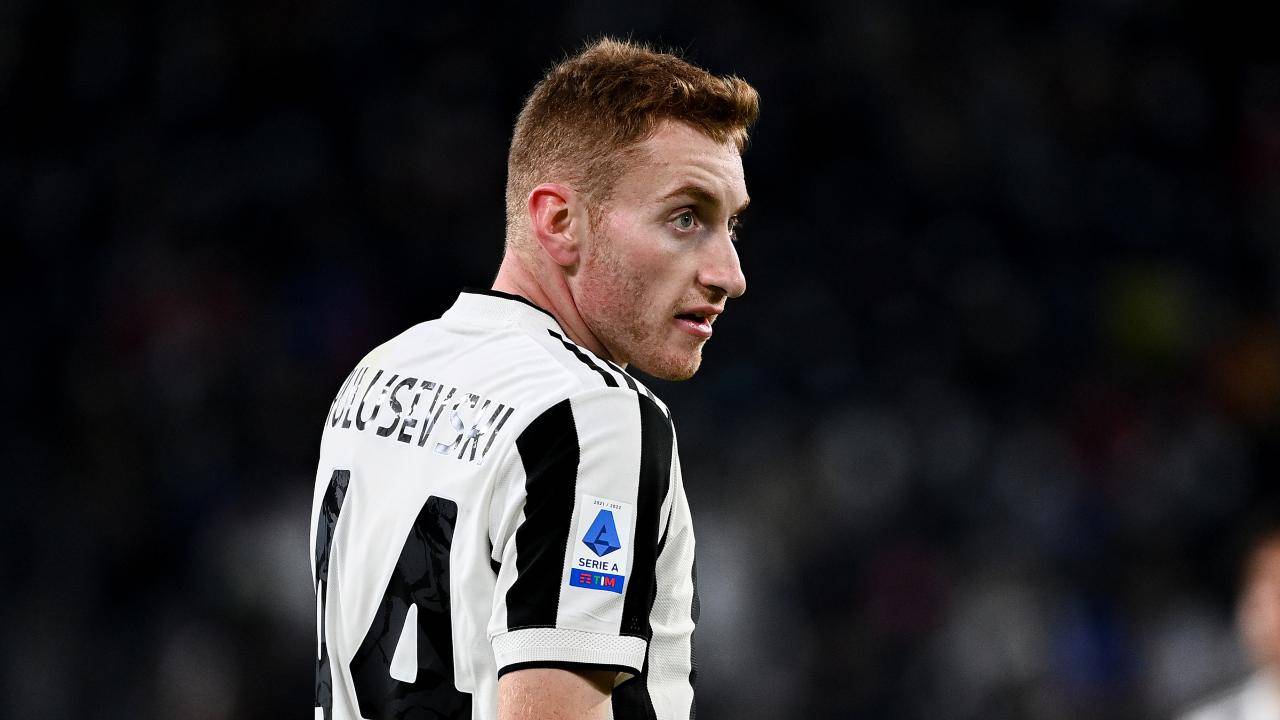 Kulusevski guarda di lato Juve