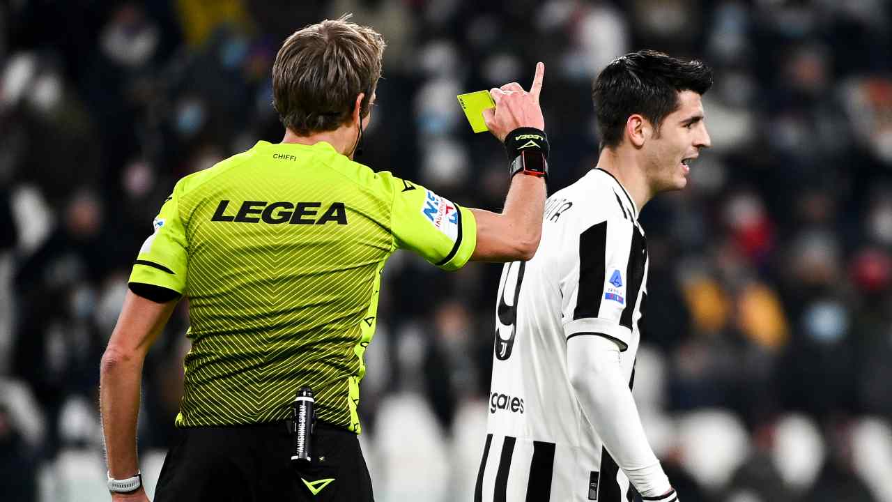 Arbitro ammonisce Morata Juventus
