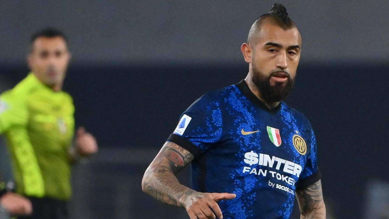 Vidal corre e guarda in basso Inter