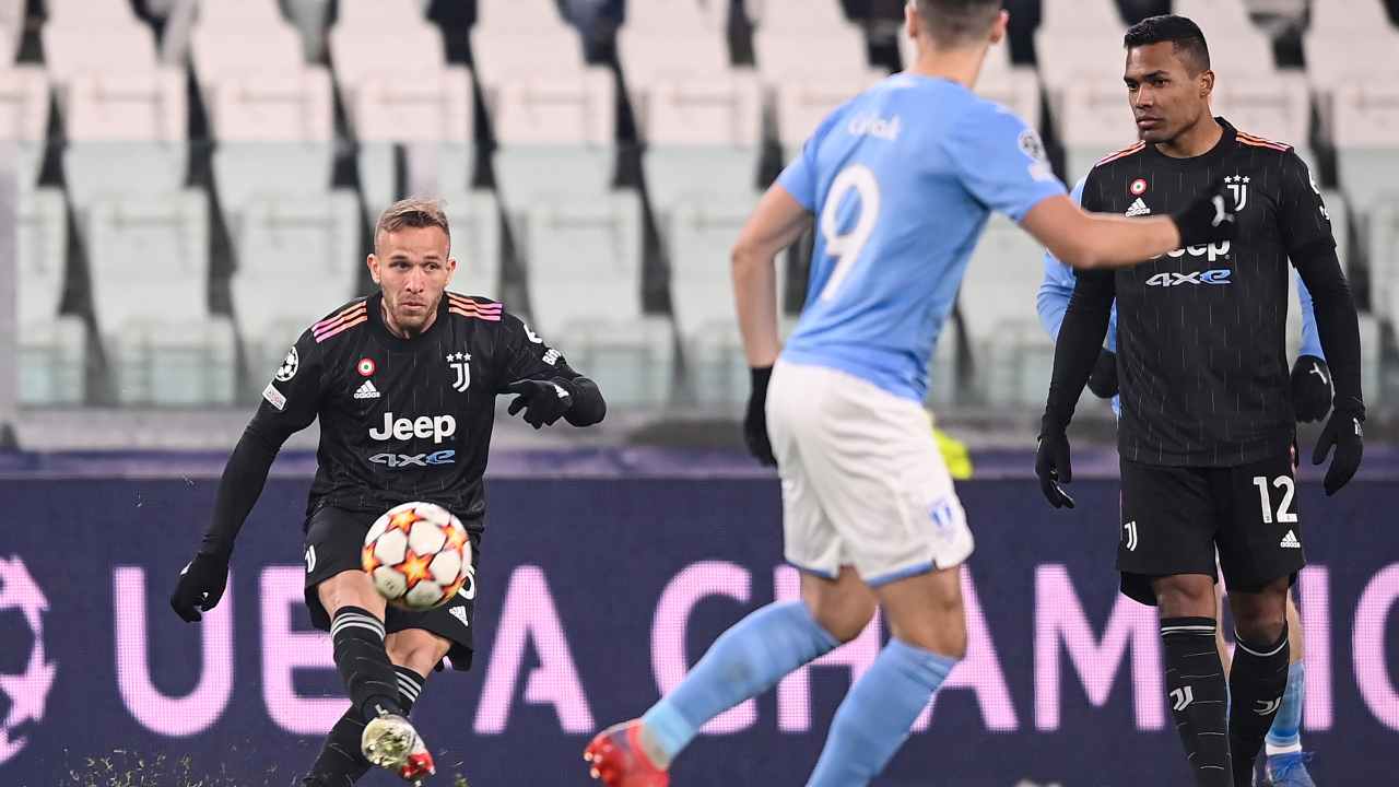 Arthur corre verso il pallone Juve