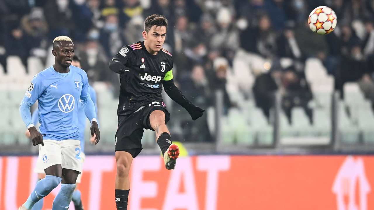 Dybala calcia il pallone Juve