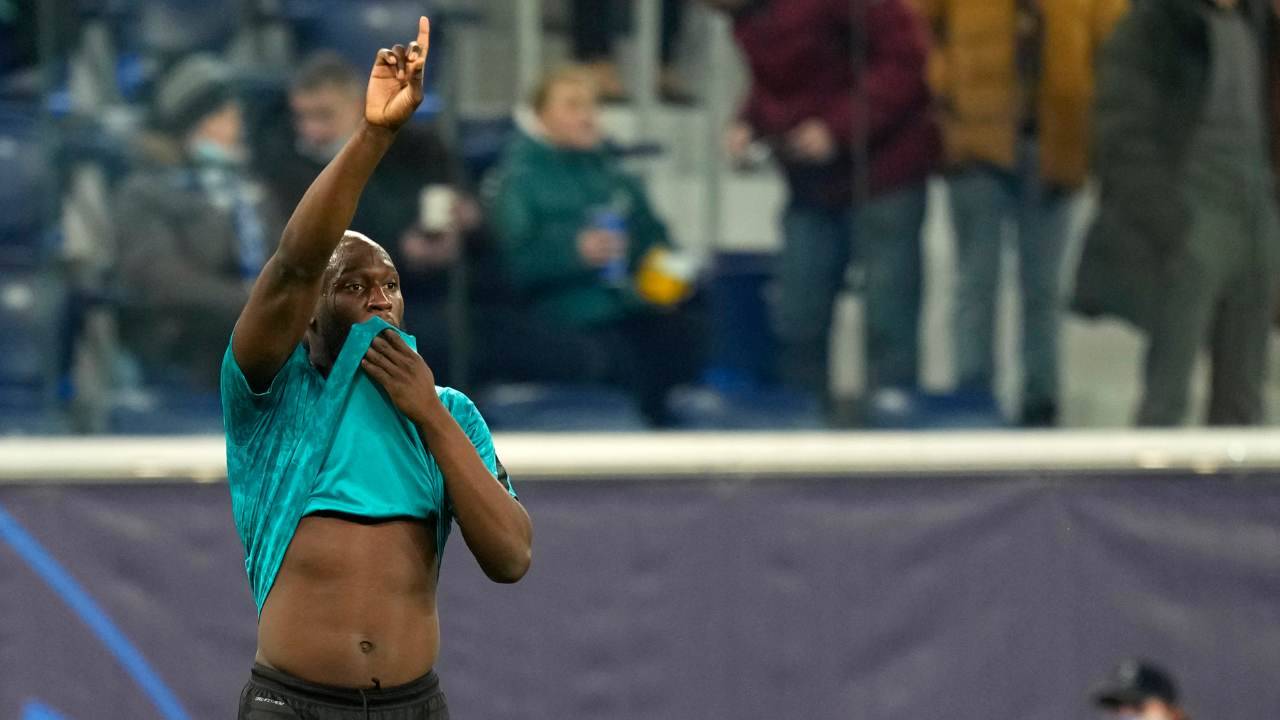 Lukaku indica in alto con la mano