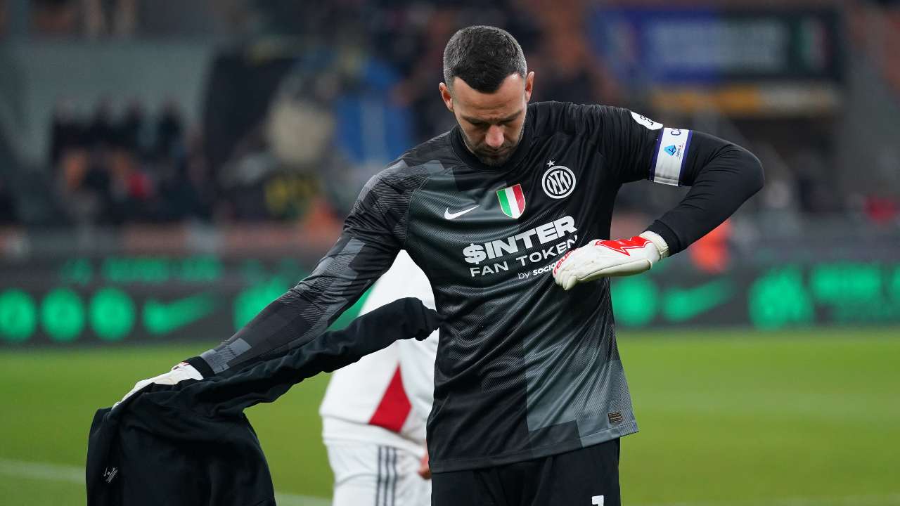 Handanovic si sfila la maglia Inter