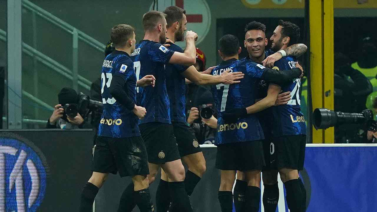 Giocatori Inter esultano dopo il gol