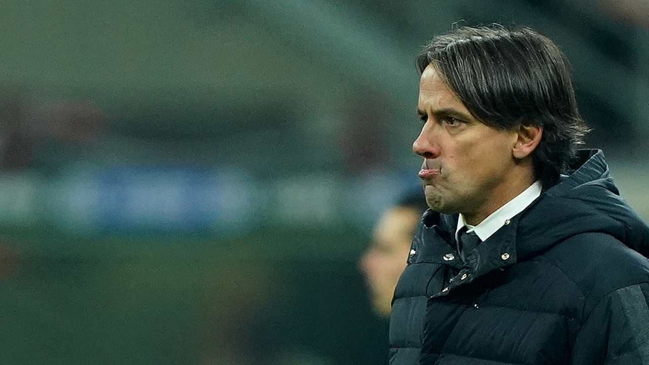 Inzaghi guarda preoccupato verso il campo Inter 