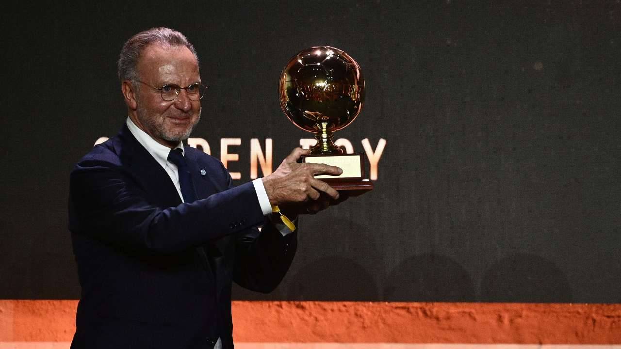 Rummenigge ringrazia e sorride con il premio 