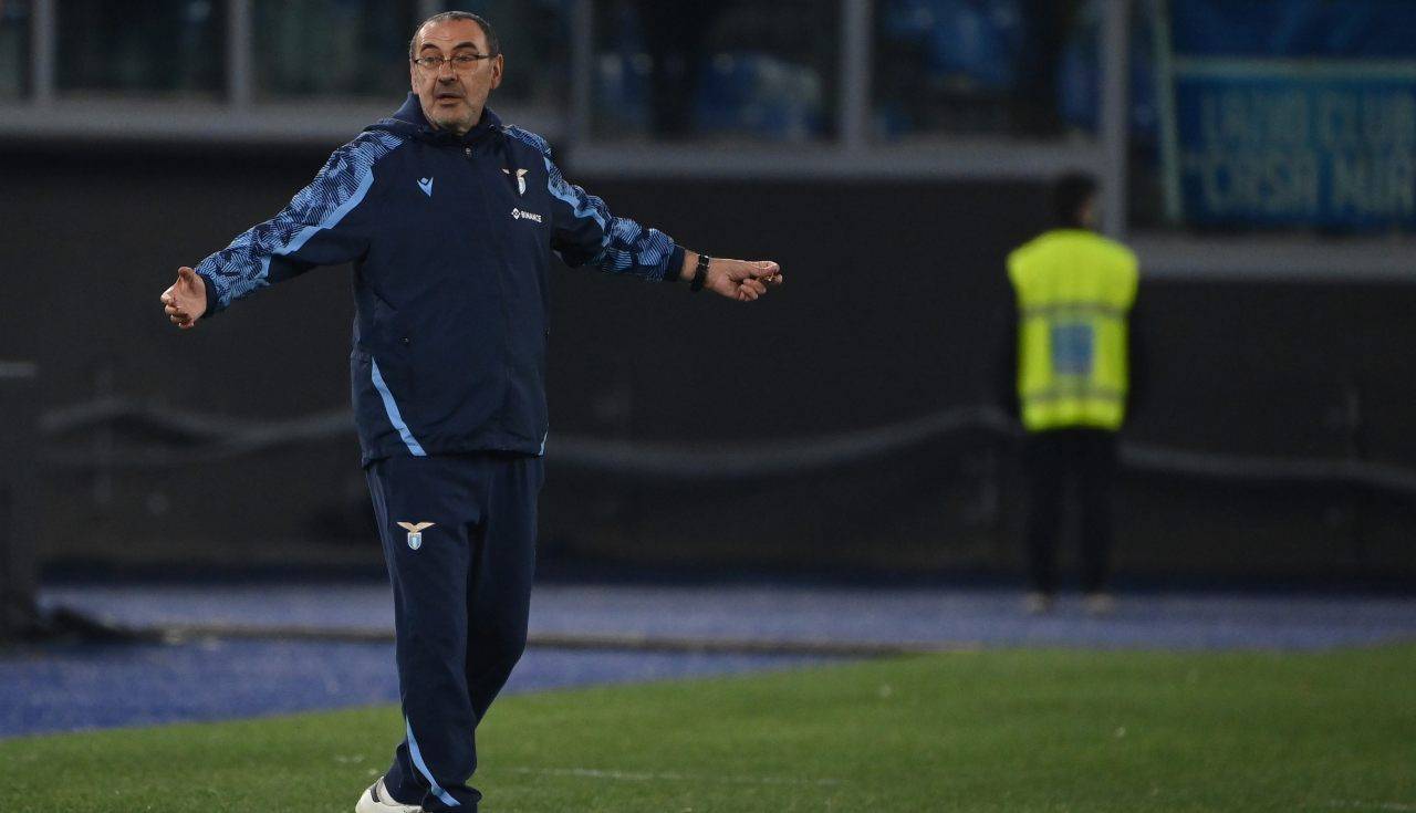 Maurizio Sarri allarga le braccia