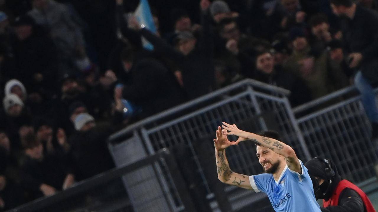 Acerbi esulta facendo il gesto del cuore con le mani Lazio