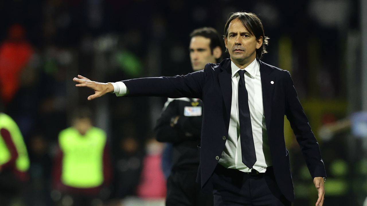 Inzaghi indica di lato con la mano Inter