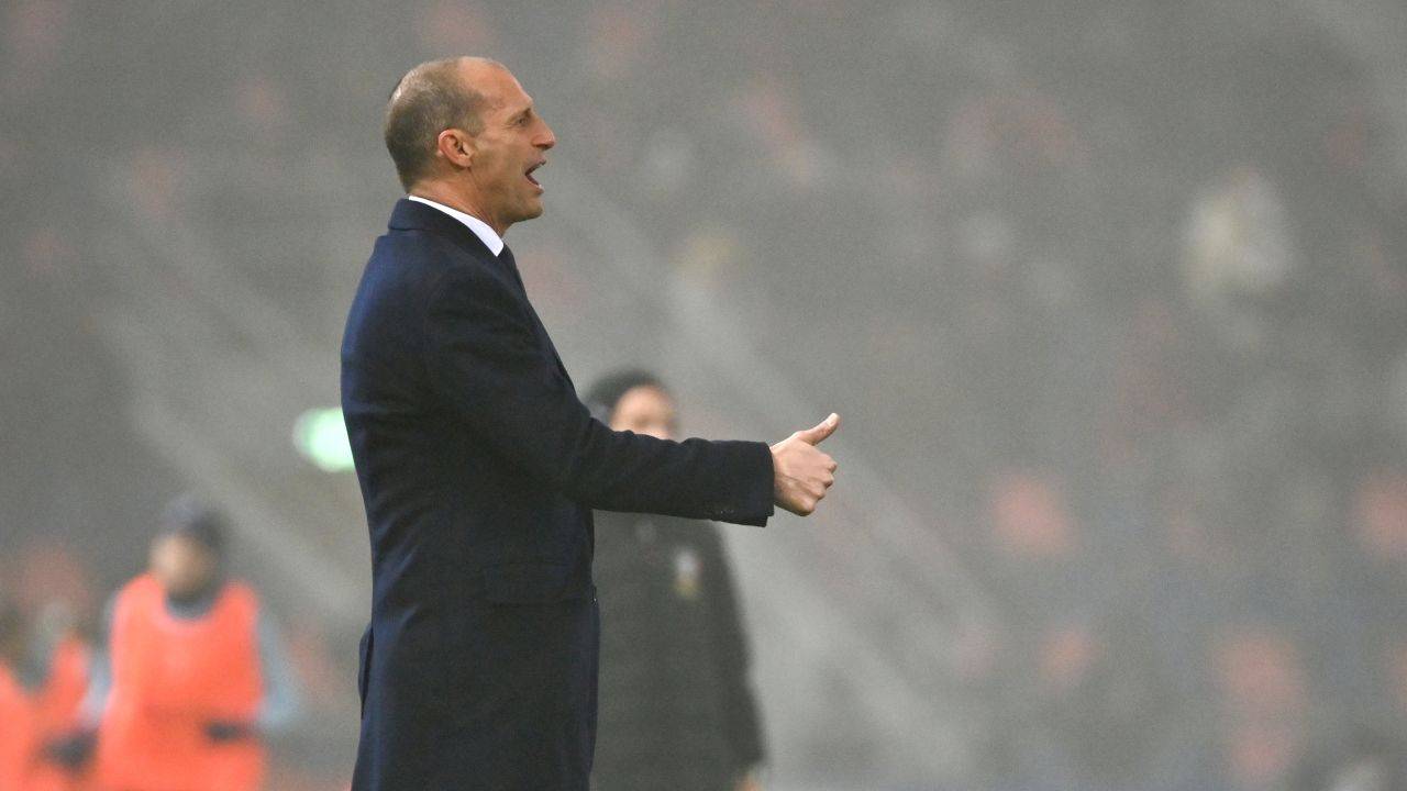 Allegri fa segno con il pollice in su Juve