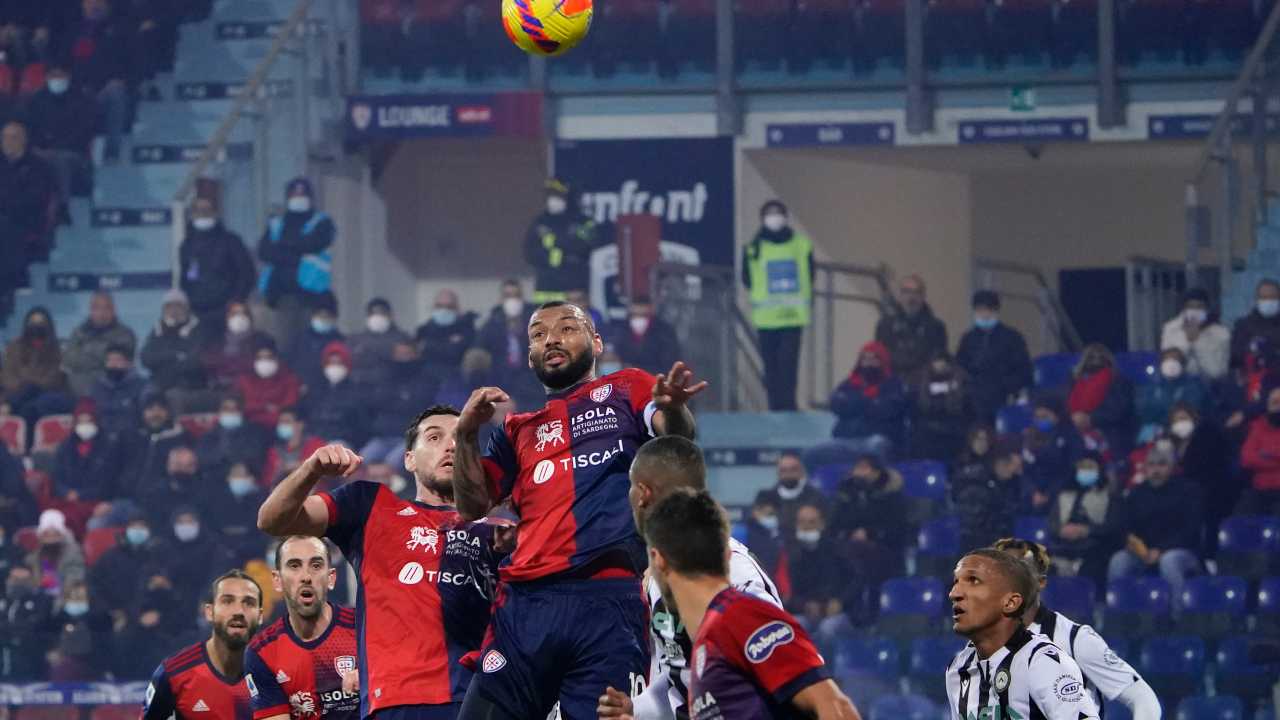 Joao Pedro salta per colpire la palla di testa Cagliari