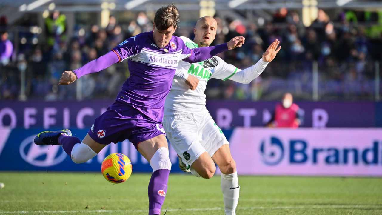 Vlahovic calcia il pallone Fiorentina