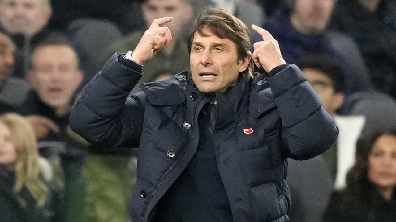 Conte indica la testa con le mani Tottenham