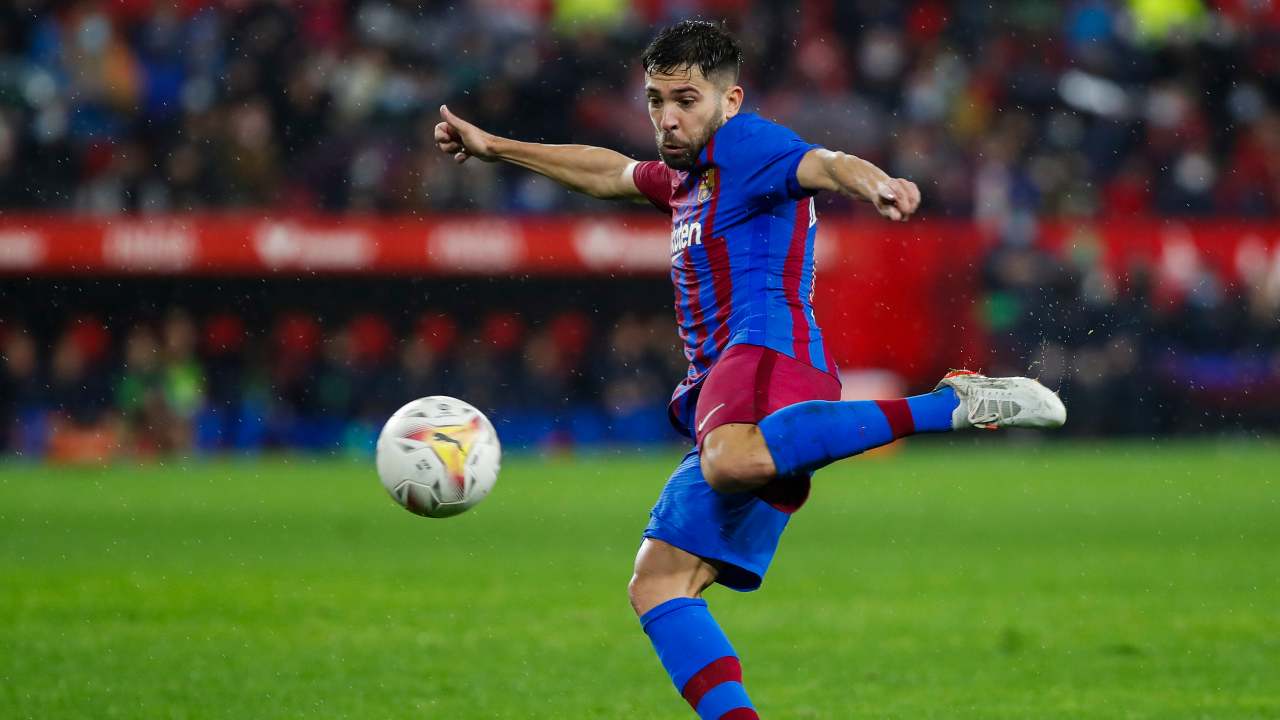 Jordi Alba calcia il pallone Barcellona