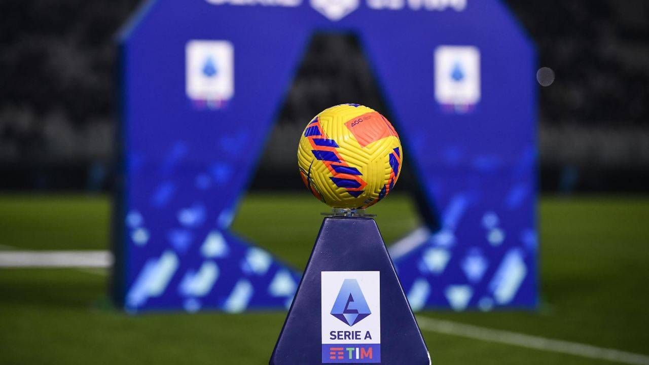 Pallone di Serie A e logo ufficiale 