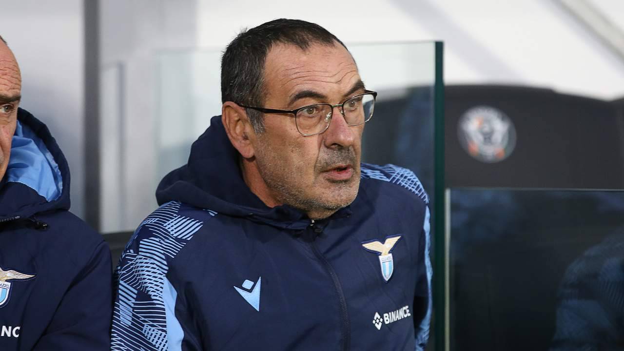 Sarri guarda verso il campo seduto in panchina Lazio