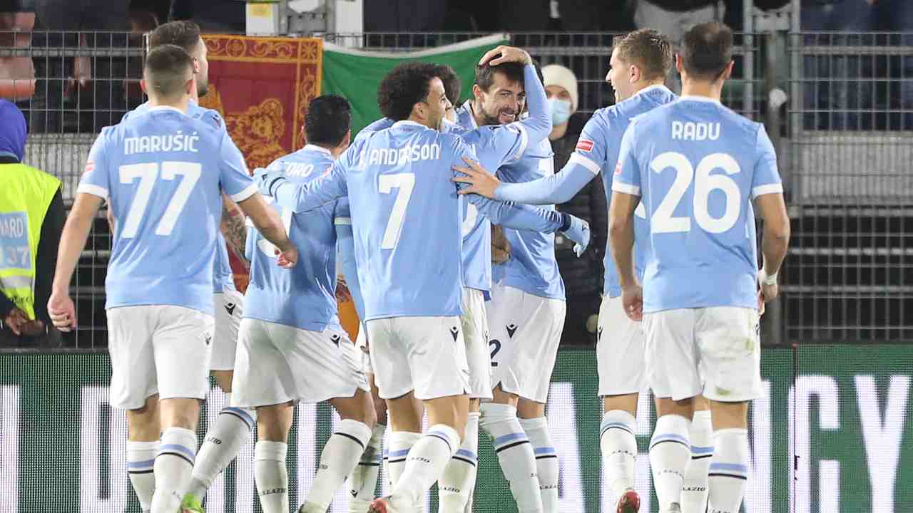 Lazio giocatori si abbracciano dopo il gol