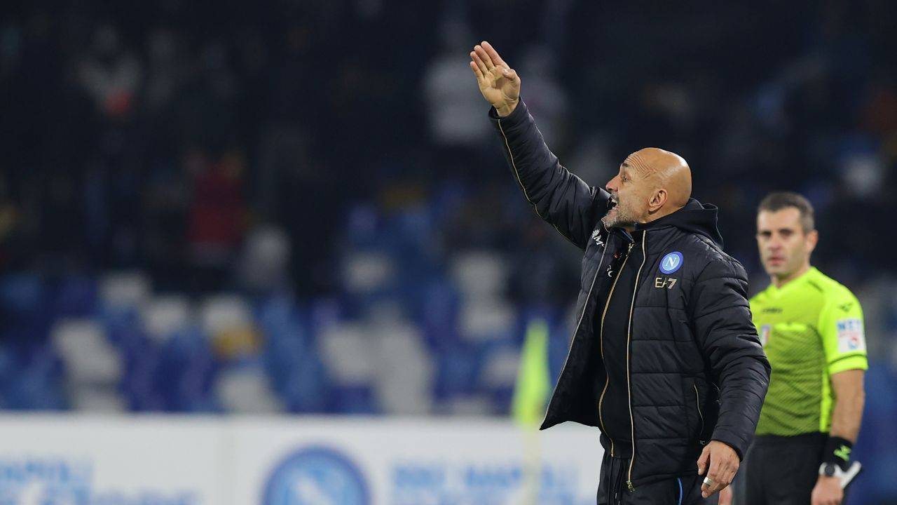 Spalletti indica con la mano Napoli