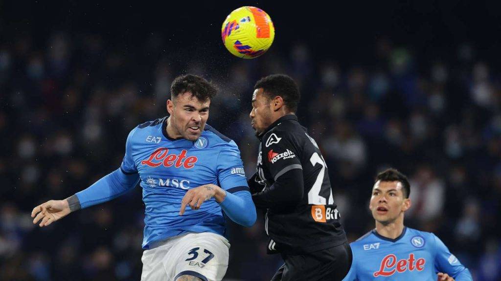 Petagna e Lozano in azione durante Napoli-Spezia