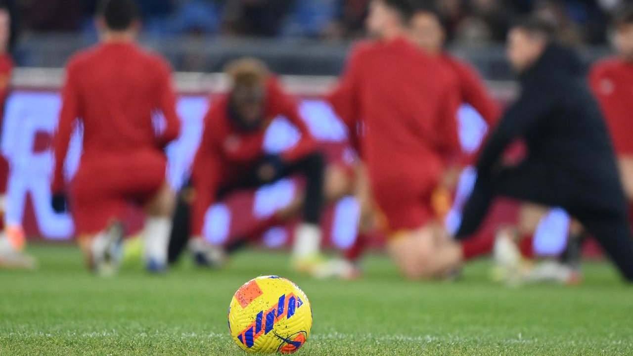 Pallone Serie A e calciatori sullo sfondo