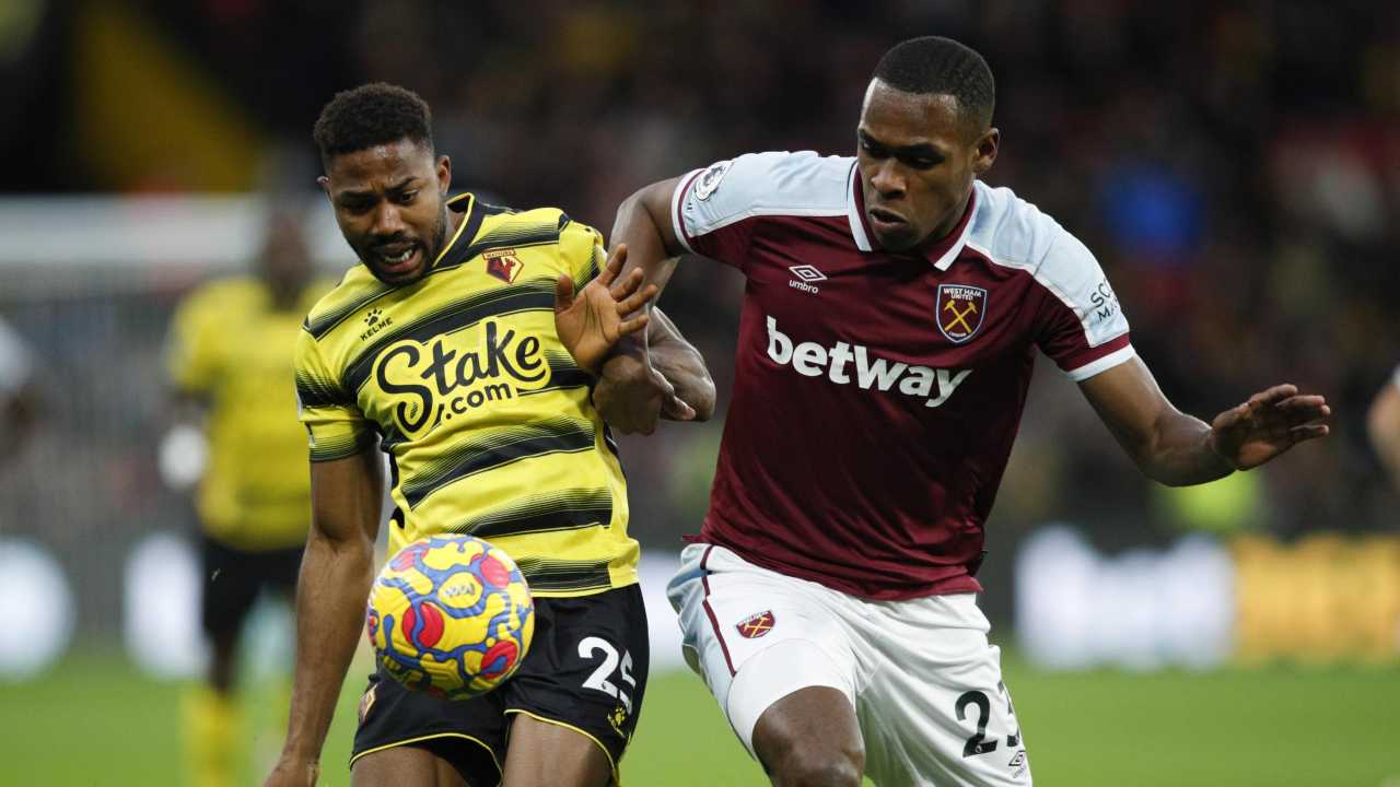 Emmanuel Dennis corre Watford