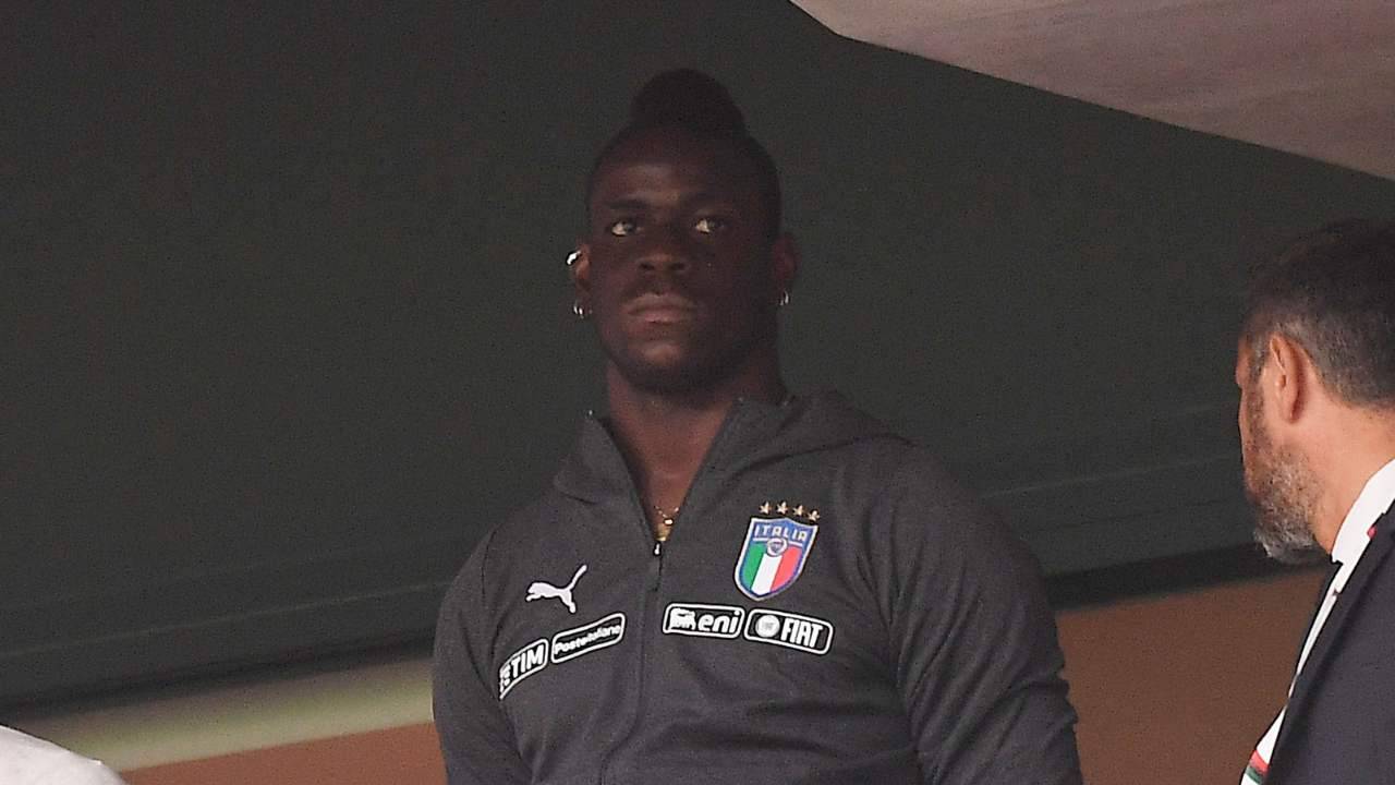 Balotelli guarda di lato dalla tribuna Italia